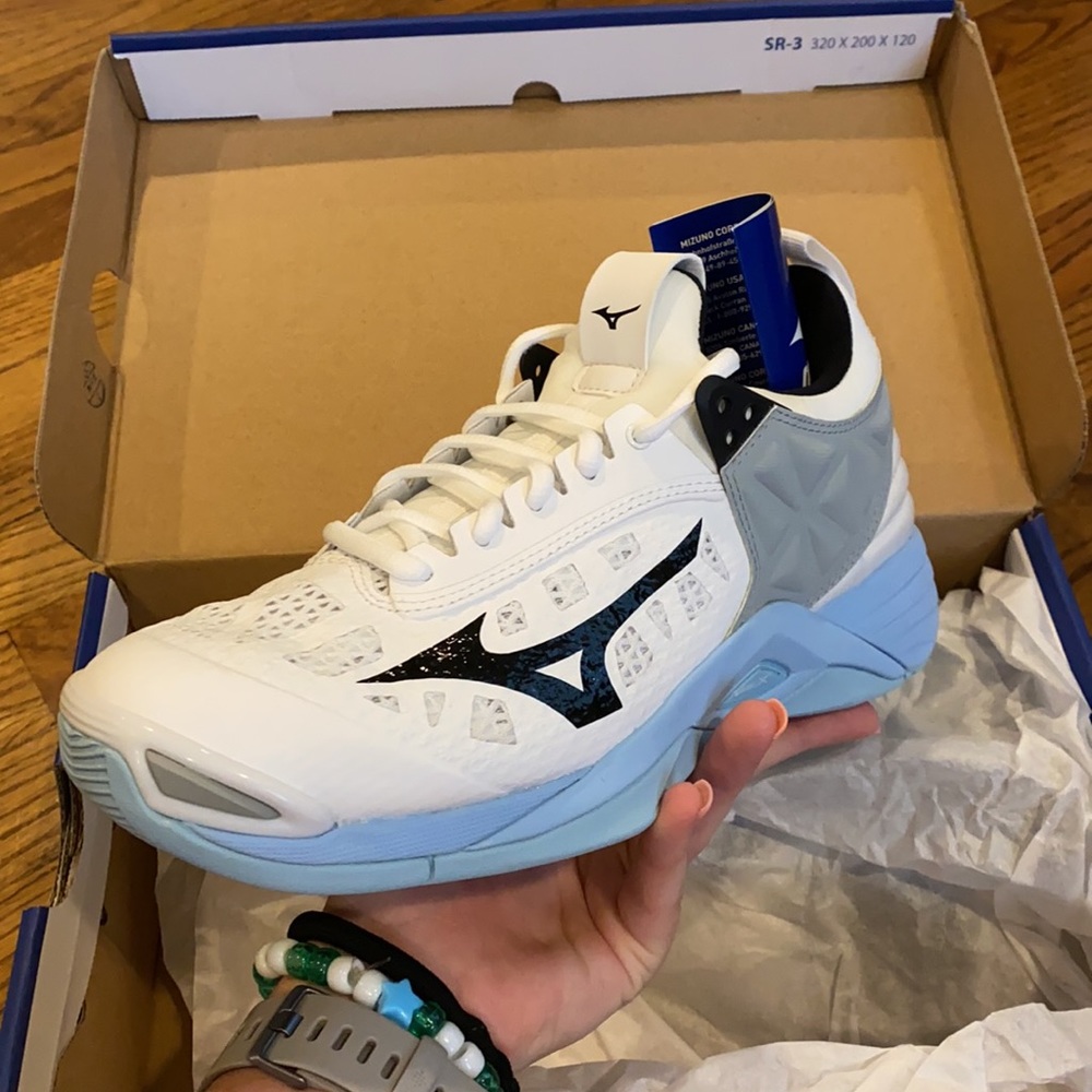 brand new mizuno wave momentum volleyball shoes